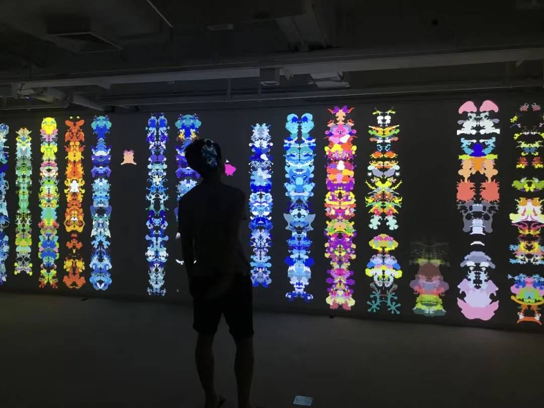 穿越逞奇眩异的亚克力丛林，完成最后仪式